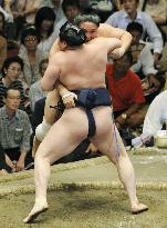 Hakuho thrashes Asasekiryu on 10th day of autumn sumo