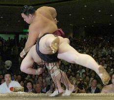 Asashoryu wins in autumn sumo, but loses to Chiyotaikai