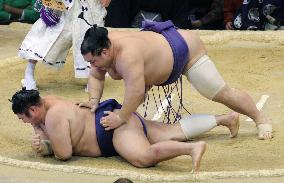 Kaio escapes demotion at Kyushu sumo