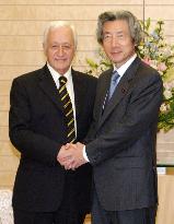 IPU President Paes talks with Prime Minister Koizumi