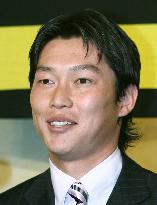 Hanshin signs free agent Arai to 4-year contract