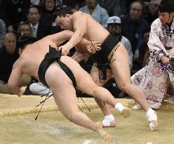 Harumafuji beats Ikioi at Kyushu sumo tournament