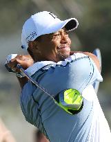 Woods hits tee shot in 1st round of Farmers Insurance Open