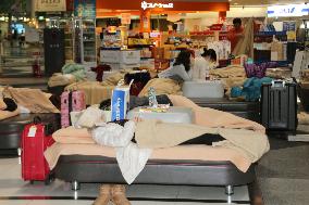 Snow forces 1,200 people to spend night at airport