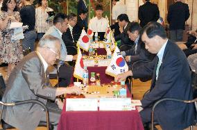 Japanese, S. Korean lawmakers warm ties with games of go