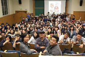 Japan animation artist meets Tohoku high school students in U.S.
