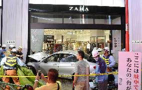 1 killed, 4 injured after car rams into sidewalk, shop in Tokyo