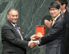 Pugwash confab chief gives Nagasaki replica of Nobel Peace Prize medal