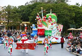 Tokyo Disneyland starts Christmas event
