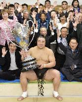 Harumafuji wins Kyushu title despite final-day defeat