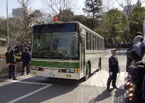 (2)AUM founder Asahara to face verdict