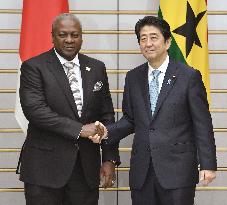 PM Abe meets with Ghana's president