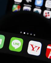 Yahoo, Line smartphone apps