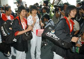 (3)Japanese Olympic delegates leave for Athens