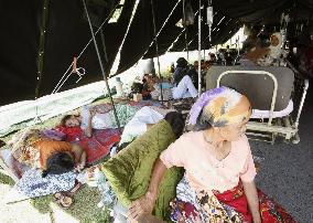 Residents in quake-stricken Sumatra take refuge in outdoor tent