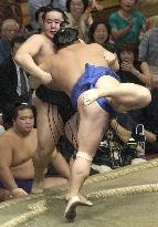 Yokozuna Asashoryu beaten by ozeki Chiyotaikai