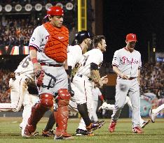 Giants take Game 4 vs. Phillies