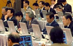 Koizumi discusses postal privatization with experts