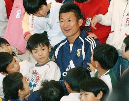 (2)Zico's men in Niigata to pep up quake victims