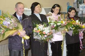 (3)Jenkins arrives in Niigata for new life with family