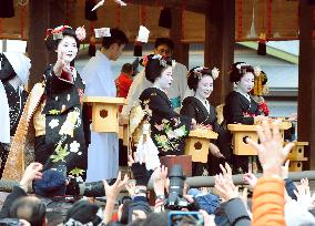 'Maiko' entertainment girls scatter beans at Kyoto shrine festival