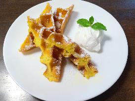 Cafe in Tokyo Station serves French waffles