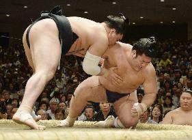 Harumafuji beats Tochiozan on 1st day of summer tourney