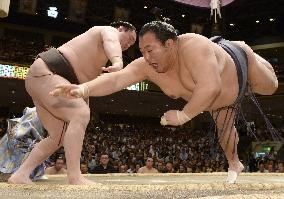 Hakuho beats Toyonoshima at summer sumo tournament