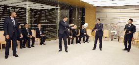 Abe meets with rugby players