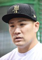 Yankees pitcher Tanaka meets with reporters