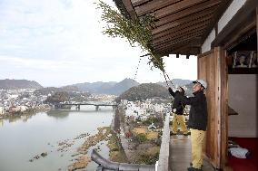 Tourist bureau officials clean national-treasure Inuyama Castle