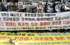 Japan, S. Korea reach deal to resolve "comfort women" row