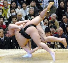 Kotooshu beats Ama at spring sumo