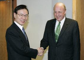 Negroponte visits Japan