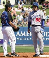 (2)Nakamura doubles in preseason debut for Dodgers
