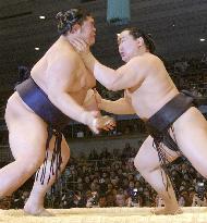 Asashoryu survives scare to stay unbeaten at spring sumo