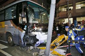 Tour bus crashes in Tokyo, hurting 24