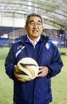 Japanese-Brazilian teaching soccer in Japan