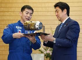 PM Abe meets with astronaut