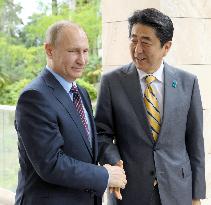 Abe meets Putin to advance Japan-Russia territorial talks