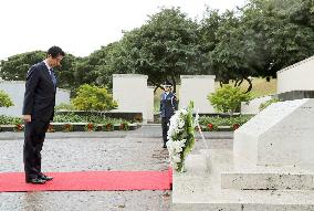 Abe lays wreath at U.S. military graves in Hawaii