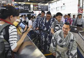 Sumo wrestler gives fans a smile