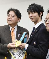 Japanese Olympic medalists visit education minister