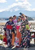 Rental kimonos and photos with Mt. Fuji