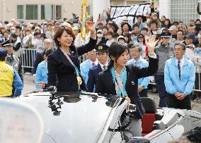 Speed skating: Olympic medalists Takagi sisters' parade