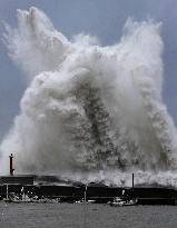 Powerful typhoon approaches Japan