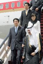 Abe arrives in Saudi Arabia, 1st stop in 5-nation Mideast trip