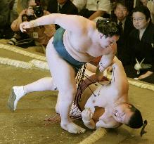 Hakuho gets 4th win, remained tied for lead at summer sumo