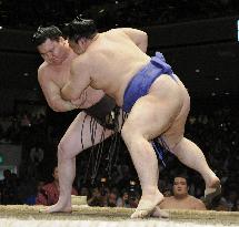 Hakuho wins in test meet