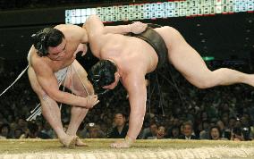 Harumafuji claims 1st title at summer sumo